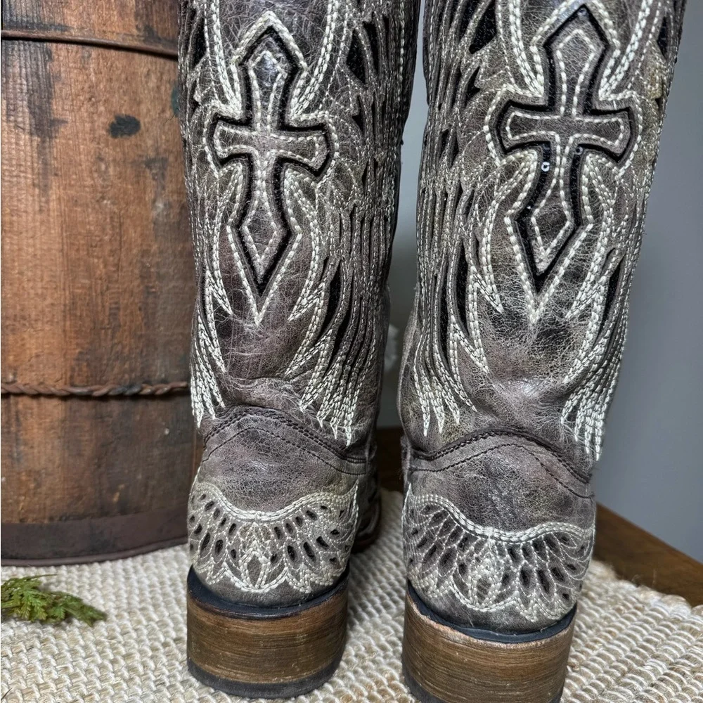 Women’s Corral Western Cowboy Boots with Black Inlay Wing and Cross Design - Picture 4 of 8